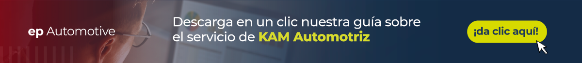 Sobre la foto de un profesional mirando a una pantalla, está escrito ep Automotive, descarga en un clic nuestra guía sobre el servicio de KAM Automotriz y un botón dónde está escrito da clic aquí