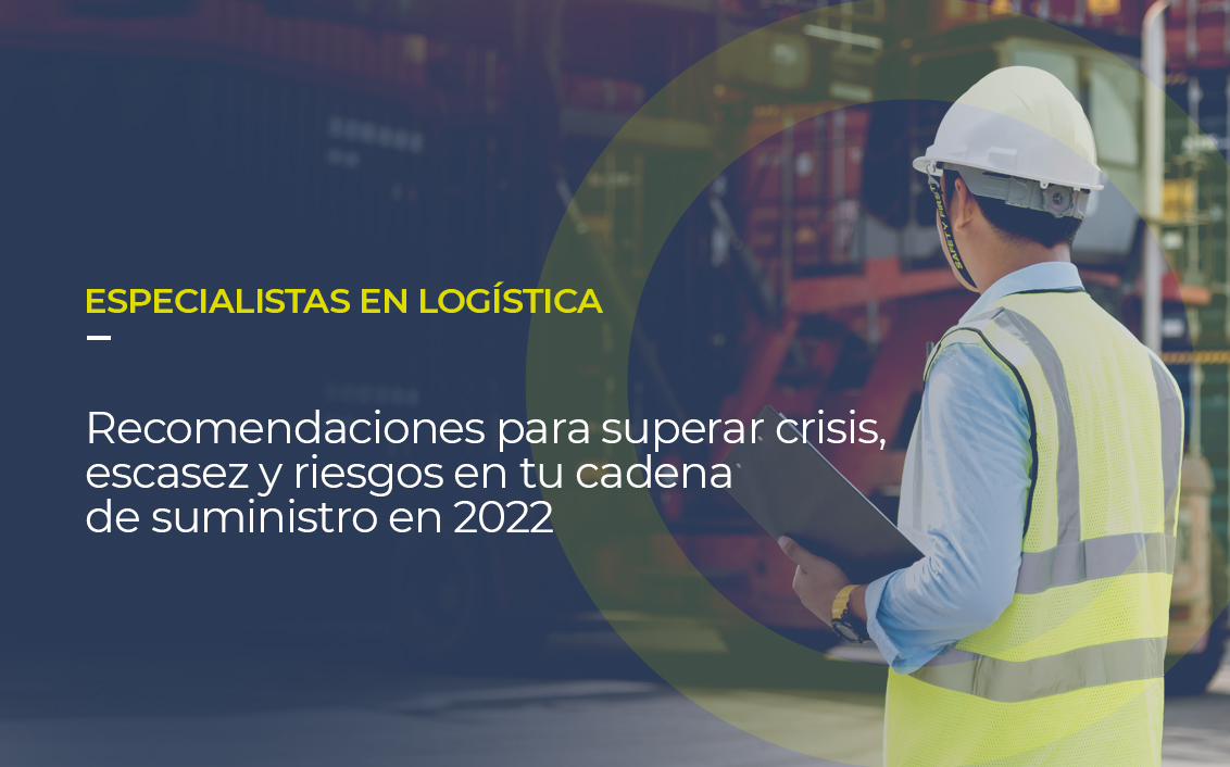 Sobre la foto de un profesional de la logística em un puerto, está escrito: especialistas en logística, recomendaciones para superar crisis, escasez y riesgos en tu cadena de suministros en 2022